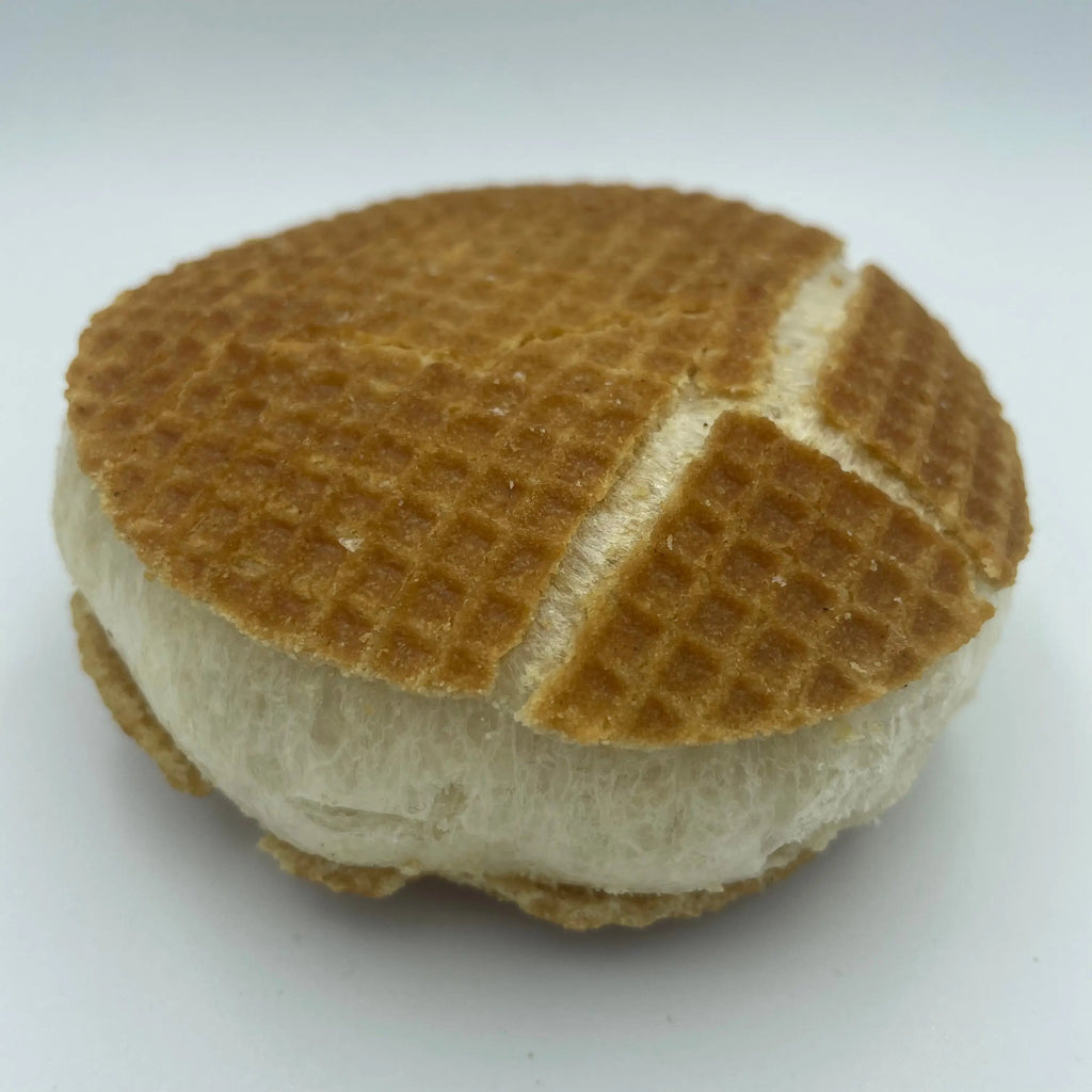 Napuszony liofilizowany wafel karmelowy z bliska, widoczny karmel w środku