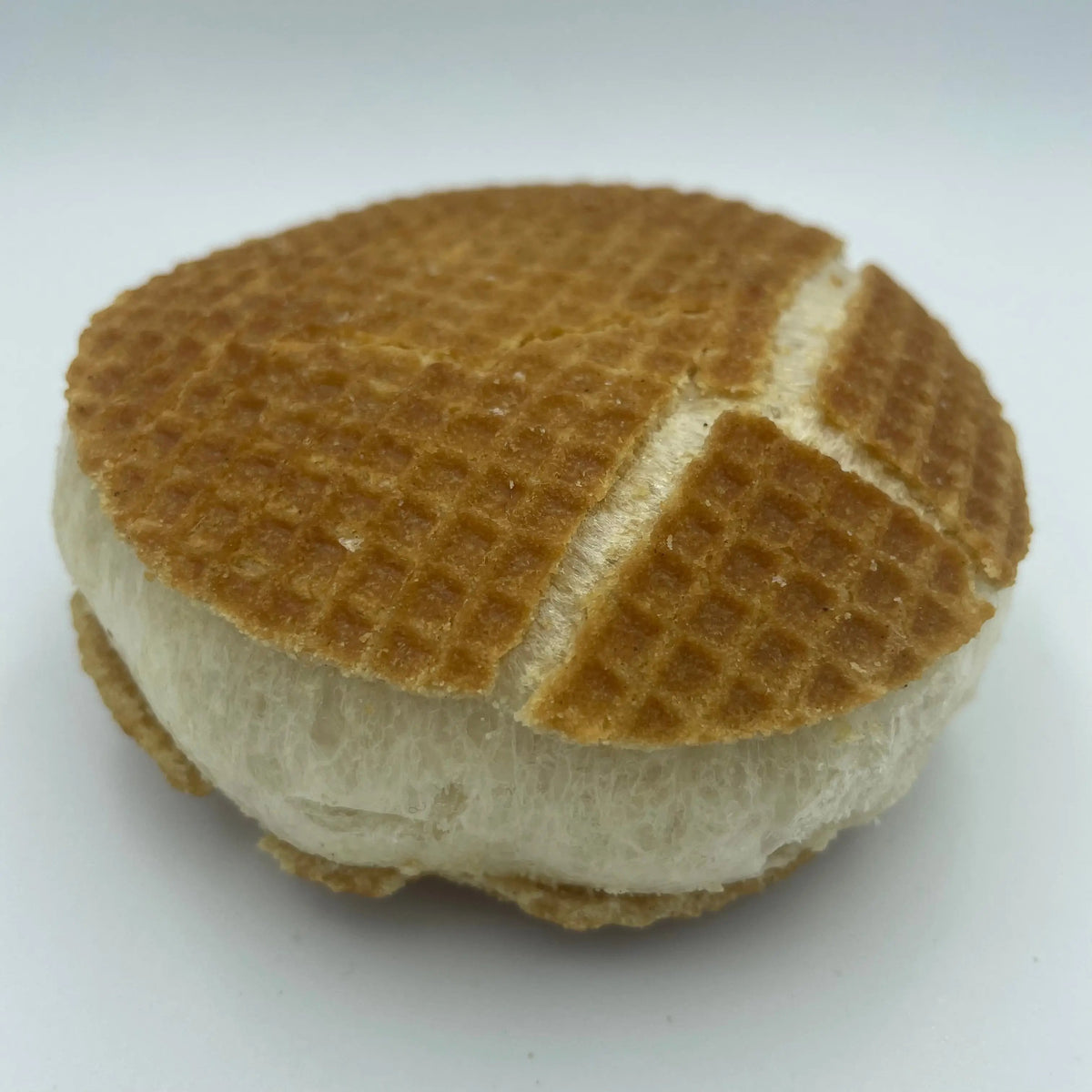 Napuszony liofilizowany wafel karmelowy z bliska, widoczny karmel w środku