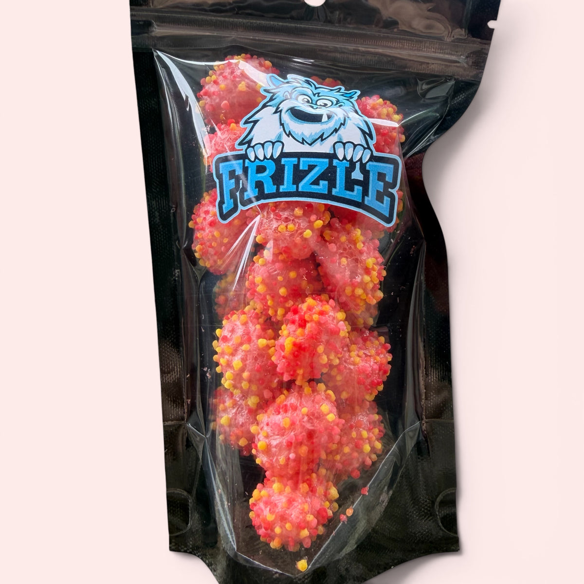 Liofilizowane Nerdsy Cherry Lemonade w torebce Frizle, czerwone grudki obsypane Nerdsami