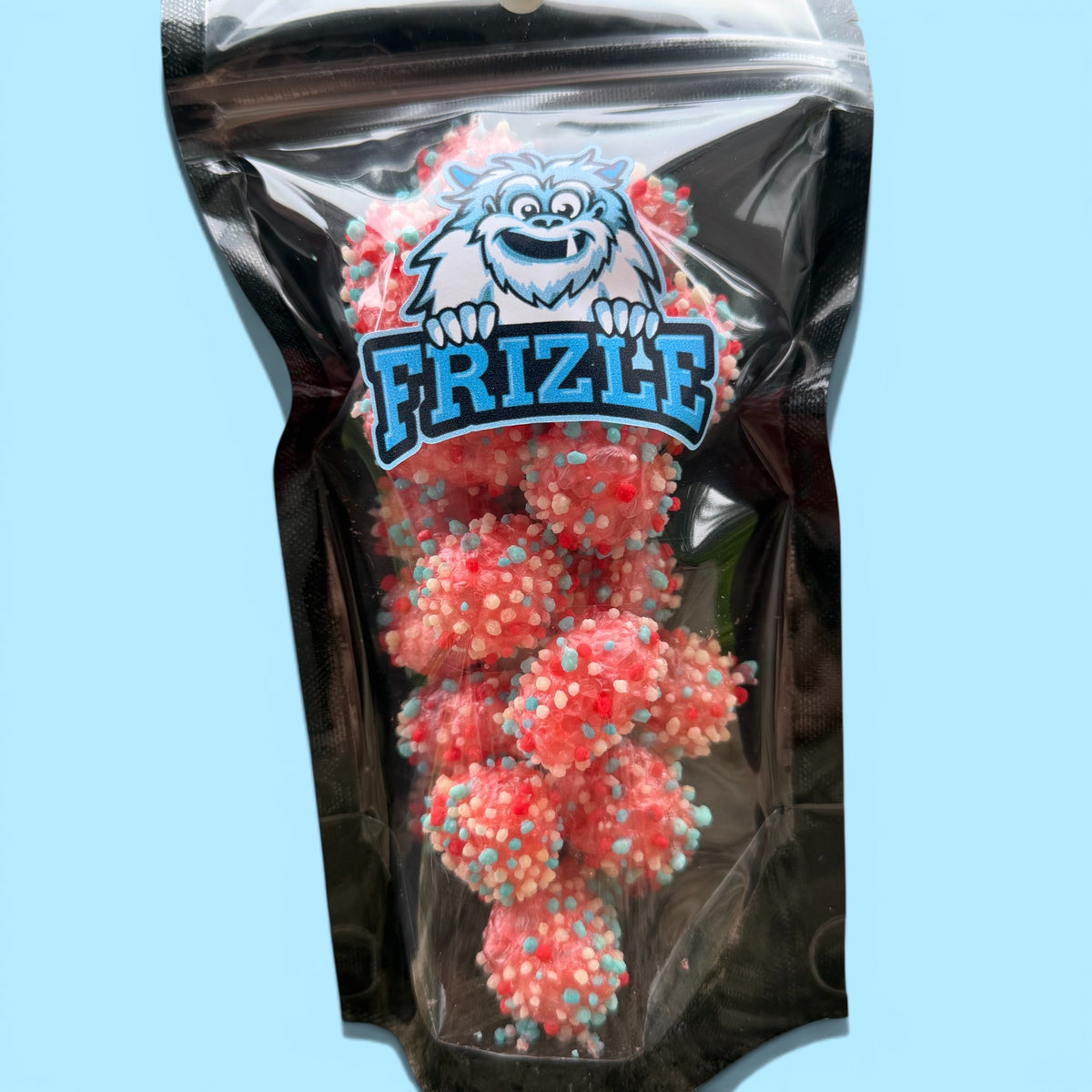 Liofilizowane Nerdsy Berry Punch Rush w torebce Frizle, czerwono-różowe grudki obsypane Nerdsami