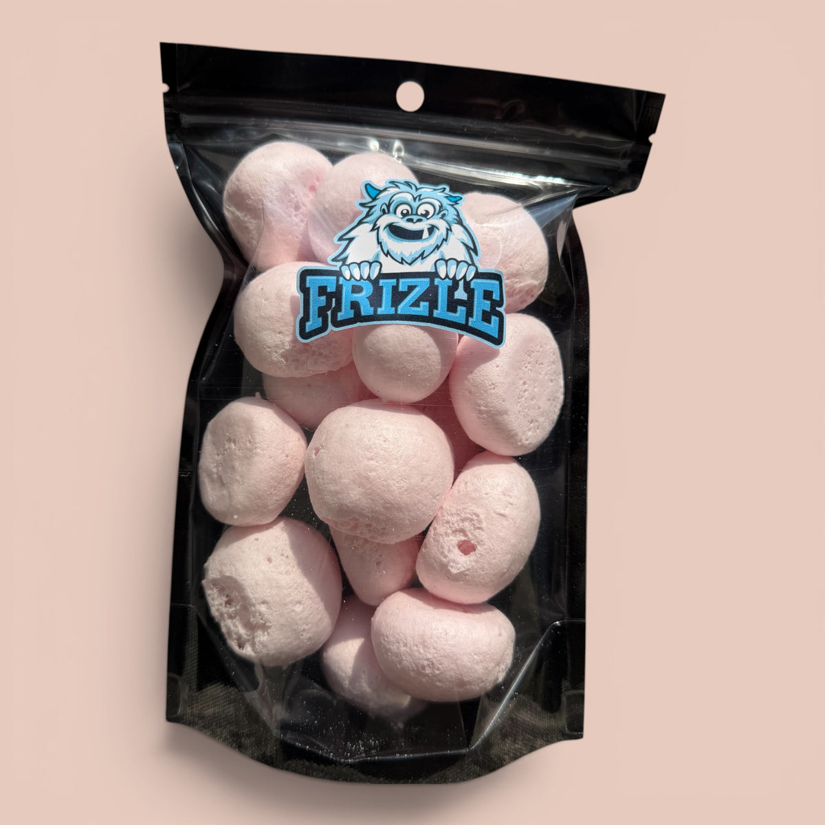 Liofilizowane Fritt rabarbar z miętą w torebce Frizle, jasnoróżowe napuszone poduszki