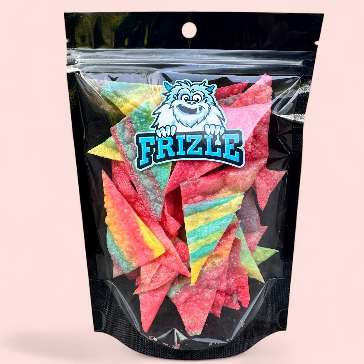 Liofilizowane tęczowe nachos z Fruit Roll-Up w torebce Frizle, kolorowe chrupiące trójkąty