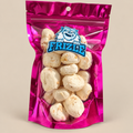 Liofilizowany nugat słony karmel w torebce Frizle na pastelowym beżowym tle