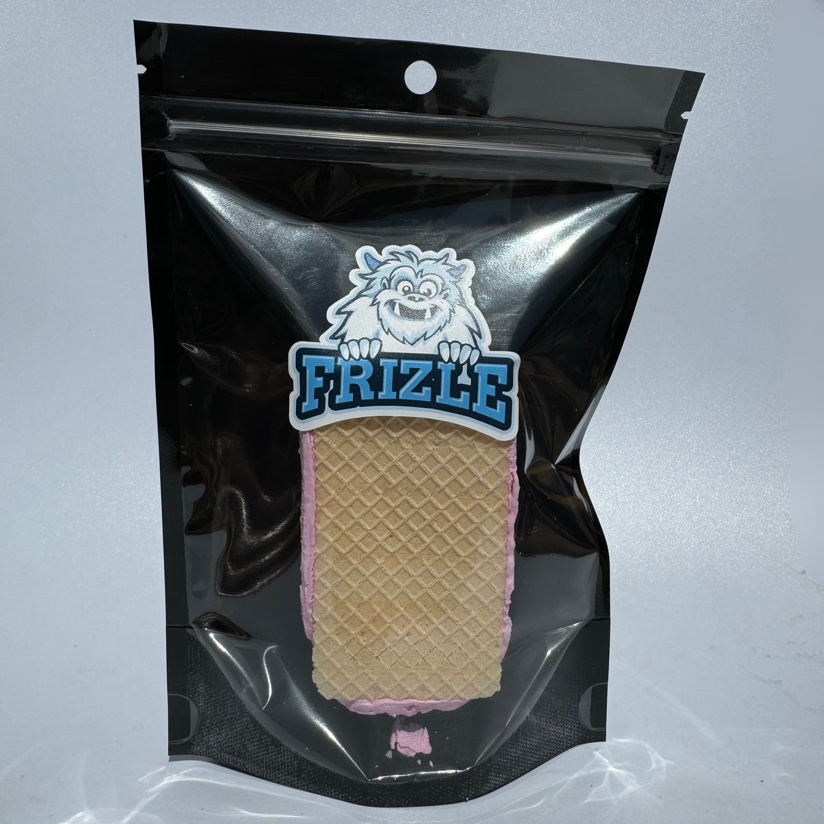 Liofilizowane lody truskawkowe w waflu w torebce Frizle