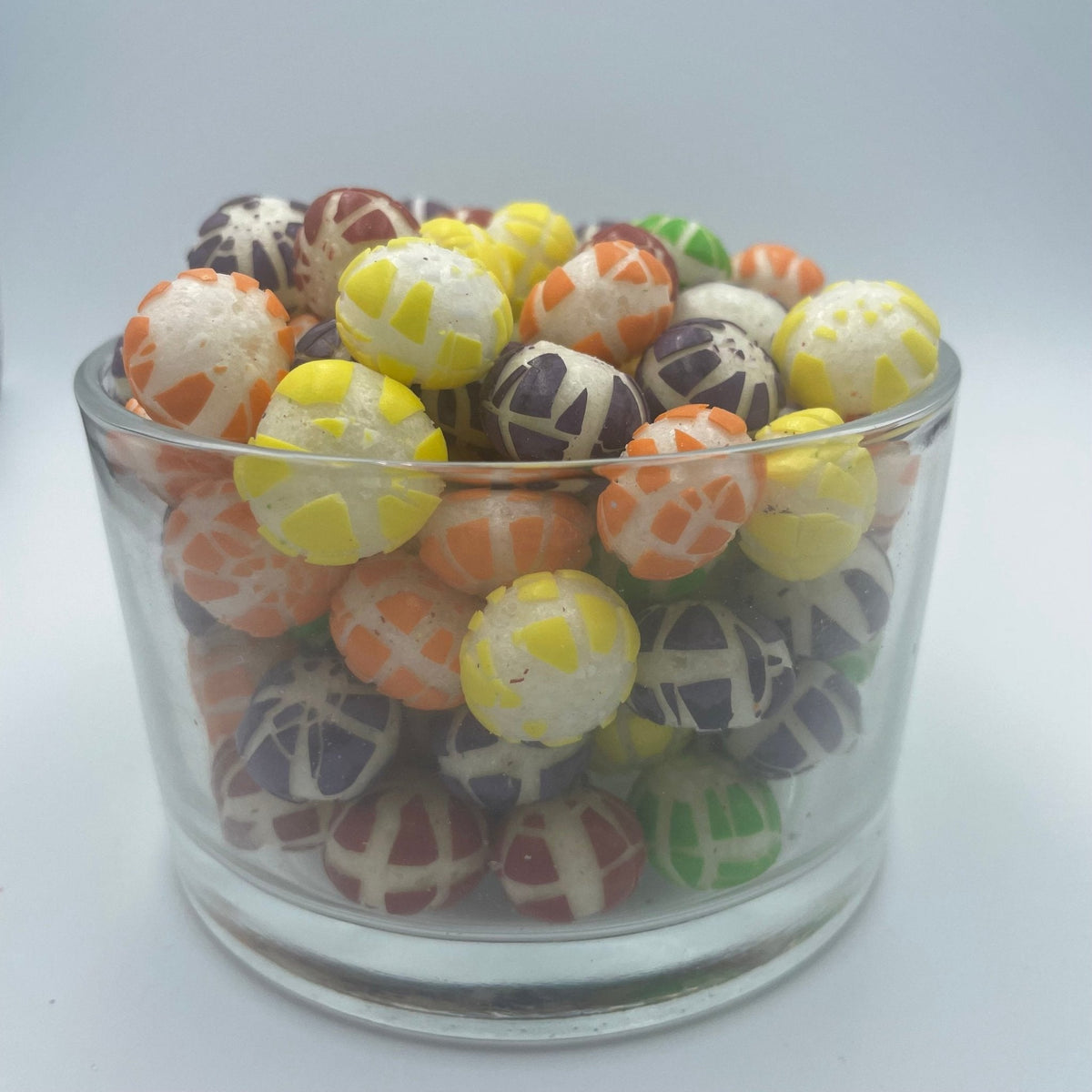 Liofilizowane Skittles Original w szklanej misce, popękane i napuszone cukierki