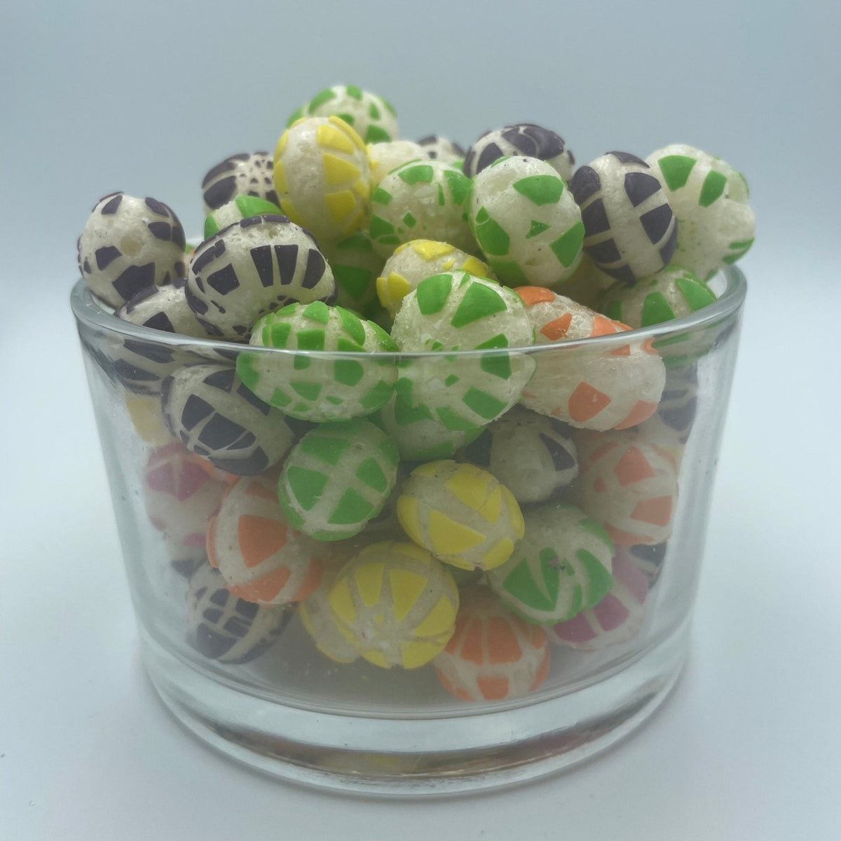 Liofilizowane Skittles Sour w szklanej misce, napuszone kwaśne cukierki